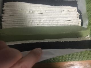 42、抹茶奶冻竹炭卷,慢慢地往里卷起来