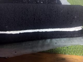 43、抹茶奶冻竹炭卷,卷满一圈后,切去多余的蛋糕体