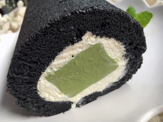 45、抹茶奶冻竹炭卷,取出切成小块享用美食吧