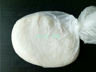 7、米饼沙拉,将米饭装进食品袋里，揉成团；