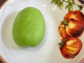 1、猫耳朵,菠菜洗净切段放料理机打碎，用纱布过滤出菜汁（约200毫升左右菠菜汁）和250克面粉和面，可稍和软点盖上湿布醒半小时。