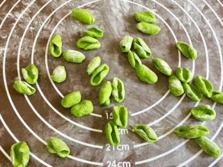 3、猫耳朵,第一种方法做好的猫耳朵。