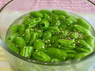 6、猫耳朵,碗里放点猪油加少许盐和味精再加点面汤、，放入煮好的猫耳朵加点熟芝麻拌匀就可以开吃了。