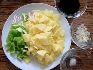 6、柿子椒土豆片（家常版）,将浸泡的土豆片捞出控水，和酱油、盐、切好的柿子椒、葱花待用