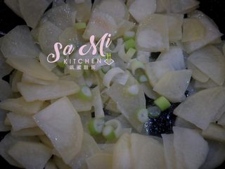 8、柿子椒土豆片（家常版）,土豆片翻炒均匀后放入葱花