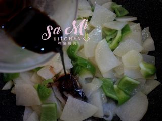 10、柿子椒土豆片（家常版）,放入柿子椒和酱油