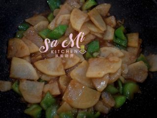 12、柿子椒土豆片（家常版）,见汤汁收到还剩一半时，加入少许盐进行调味，翻炒均匀即可关火