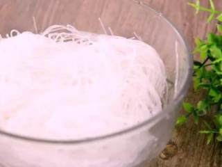 1、肉末粉丝煲最家常的做法,粉丝这样处理后,饱满又劲道,粉丝提前泡发备用