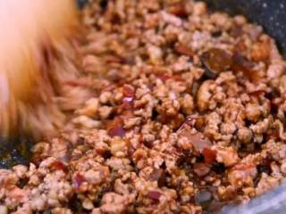 4、肉末粉丝煲最家常的做法,粉丝这样处理后,饱满又劲道,撒入盐、生抽、豆瓣酱，炒匀