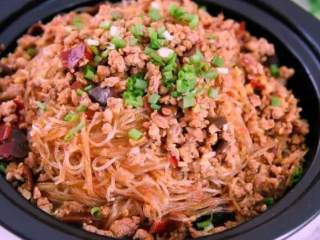 8、肉末粉丝煲最家常的做法,粉丝这样处理后,饱满又劲道,撒上葱花即可