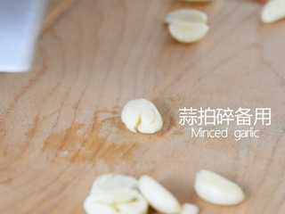 3、“虎皮青椒”美味又下饭,上桌分分钟变光盘,蒜拍碎备用