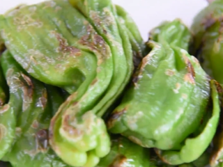 5、“虎皮青椒”美味又下饭,上桌分分钟变光盘,按压至两面起虎皮状盛出备用