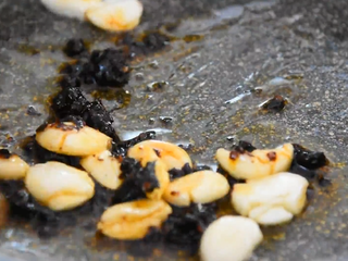 9、“虎皮青椒”美味又下饭,上桌分分钟变光盘,倒入豆豉炒散