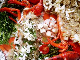 4、芝士焗龙虾,煮虾的过程中，把口蘑切小块，蒜剁蒜末，洋葱切沫，锅中加入一块黄油，然后倒入蒜沫和葱沫炒香，放入口蘑，加入适量黑胡椒碎和海盐调味，然后把龙虾从中间剖开，菜汁全部涂抹上，百里香剁碎，洒在菜汁上