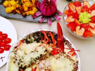 5、芝士焗龙虾,撒上厚厚的一层芝士，我用的百吉福，有一点咸咸的，拉丝效果特别好，入烤箱175度上层烤10分钟，取出就可以大快朵颐了