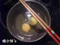 3、轻松熊便当,鸡蛋2只加盐打散备用