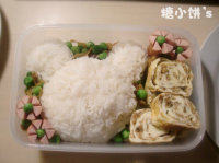 14、轻松熊便当,摆上蛋卷和火腿肠