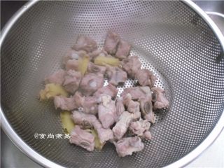 3、黑椒排骨杂菜锅,捞出排骨沥干水
