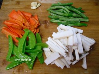 6、黑椒排骨杂菜锅,所有食材洗净、荷兰豆、四季豆去筋丝、杏鲍菇、胡萝卜切条状，蒜瓣去皮切片