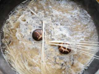 5、菌汤面条 看得见的香菇 尝得到的鲜美 这才是真正的菌汤,打开锅盖，大火保持沸腾，把面条下入，用筷子搅散。