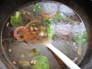 7、菌汤面条 看得见的香菇 尝得到的鲜美 这才是真正的菌汤,锅里扔几片西红柿片，煮上几秒就可捞出，做面条装饰用。