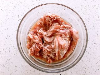 1、孜然羊肉,羊肉切薄片（我选用的是吃火锅剩的羊肉卷）加入料酒 少许淀粉 腌制10到20分钟左右 ...