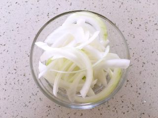 2、孜然羊肉,将1/2洋葱切好备用 ...