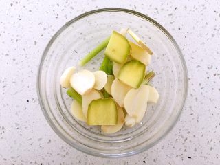 3、孜然羊肉,葱切小段 姜和蒜切片备用 ...