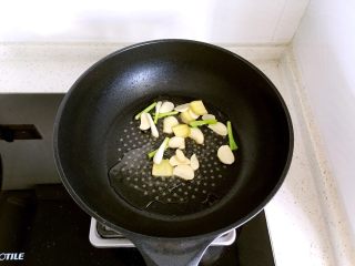 4、孜然羊肉,起油锅 炒香葱段 姜片 蒜片 ...