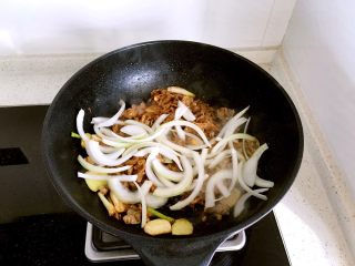 8、孜然羊肉,放入洋葱 并调入盐 孜然 ...