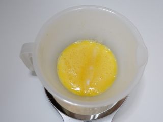 3、彩虹蕾丝蛋饼,加入盐和糖搅拌均匀