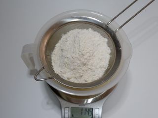 4、彩虹蕾丝蛋饼,筛入低筋面粉