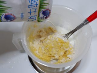 5、彩虹蕾丝蛋饼,一边搅拌一边慢慢加入牛奶，不要画圈搅拌，画Z字型，避免面糊起筋