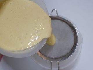 7、彩虹蕾丝蛋饼,在找一个盆，将面糊过筛一遍