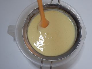 8、彩虹蕾丝蛋饼,用刮刀协助往下压着过筛，因为比较稠，所以面糊自己流淌下去会比较困难