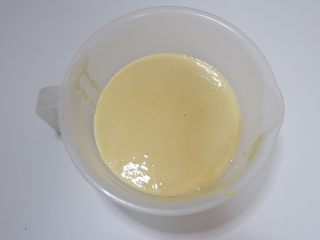 9、彩虹蕾丝蛋饼,筛好的面糊