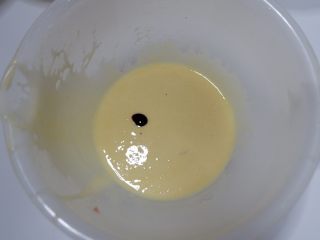 11、彩虹蕾丝蛋饼,红色面糊，加入3g红曲粉，我用的是红丝绒精华