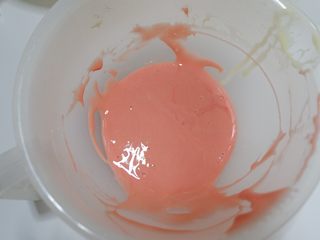 12、彩虹蕾丝蛋饼,搅拌均匀，如果觉得面糊比较干，可以在加入5g牛奶调和。