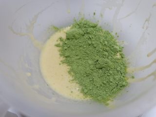 13、彩虹蕾丝蛋饼,绿色面糊，加入3g麦青粉（抹茶粉也可以）