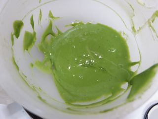 14、彩虹蕾丝蛋饼,搅拌均匀，如果觉得面糊比较干，可以在加入5g牛奶调和