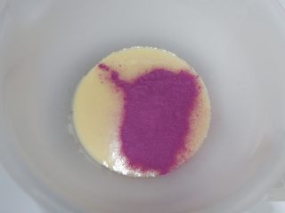 15、彩虹蕾丝蛋饼,紫色面糊，加入3g紫薯粉