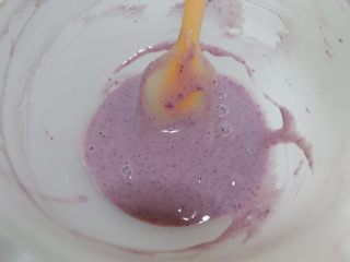 16、彩虹蕾丝蛋饼,搅拌均匀，如果觉得面糊比较干，可以在加入5g牛奶调和