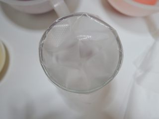 18、彩虹蕾丝蛋饼,将裱花袋套在杯子上。