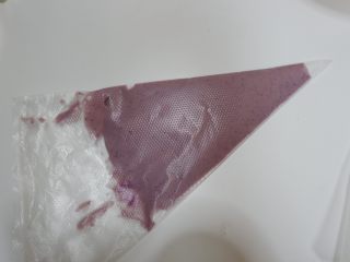 19、彩虹蕾丝蛋饼,取一份面糊倒糊倒入裱花袋