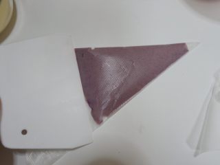 20、彩虹蕾丝蛋饼,用刮刀从袋口往前刮