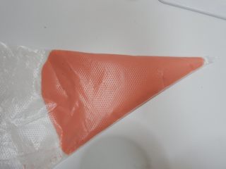 22、彩虹蕾丝蛋饼,依次做好，红色