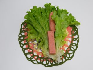 35、彩虹蕾丝蛋饼,火腿肠一根，我没有火腿肠了。就用午餐肉代替吧，酱料你随意。