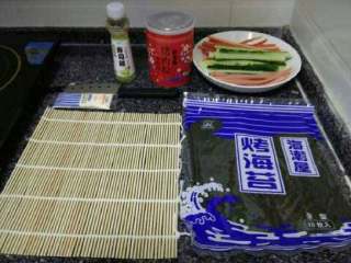 1、家常寿司,准备材料。