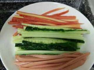 2、家常寿司,黄瓜，胡萝卜，火腿切条