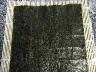 3、家常寿司,卷帘铺上一层保鲜膜，再铺海苔